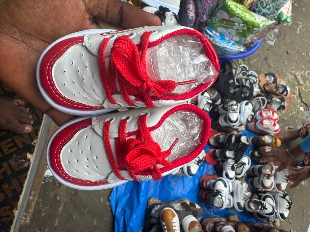 Chaussures bébé rouges et blanches