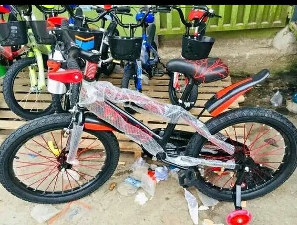 Vélo enfant rouge et noir neuf