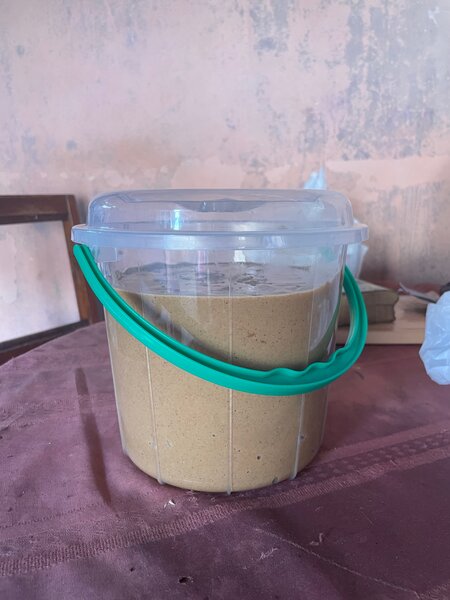 Seau de pâte darachide