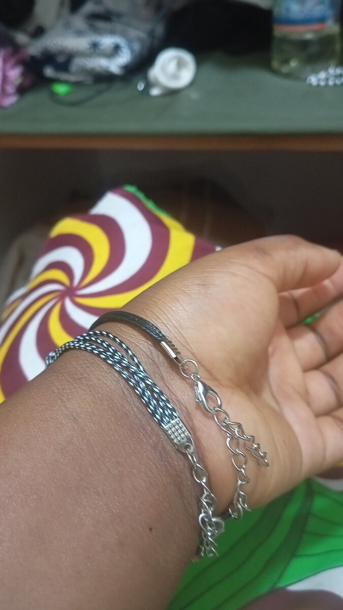 Bracelet en corde avec breloques