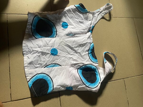 Top blanc à motifs colorés