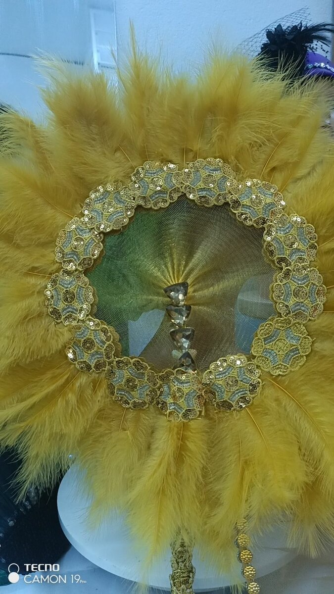 Éventail à plumes dorées