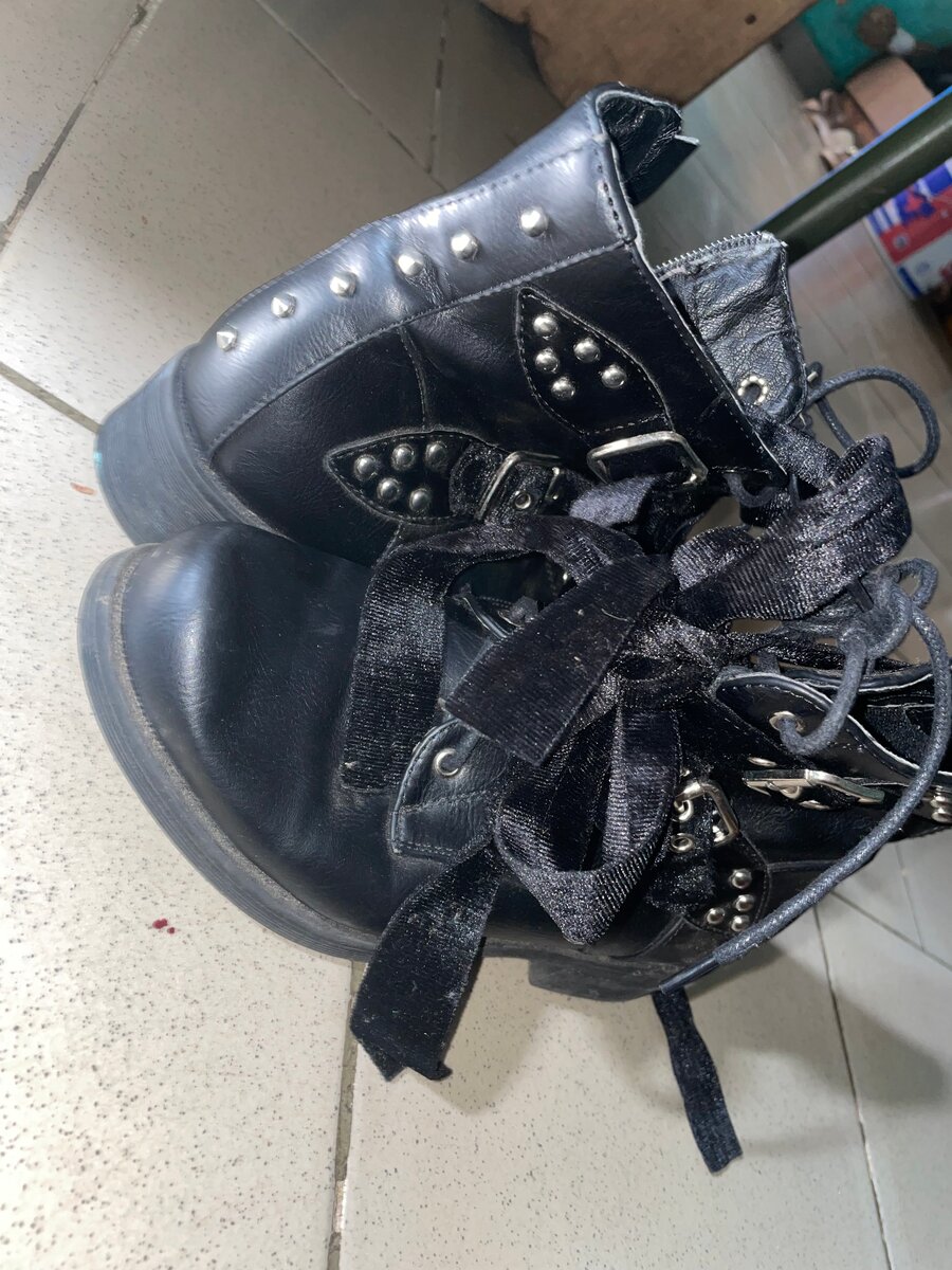 Bottes noires cloutées