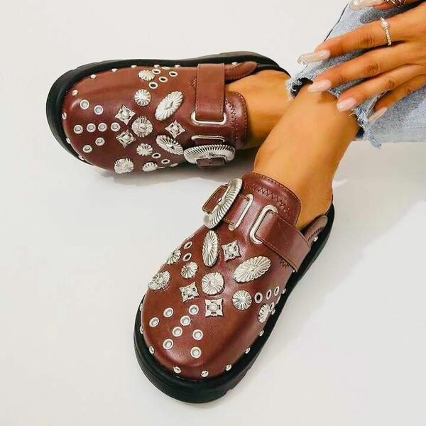Sandales plates en cuir marron