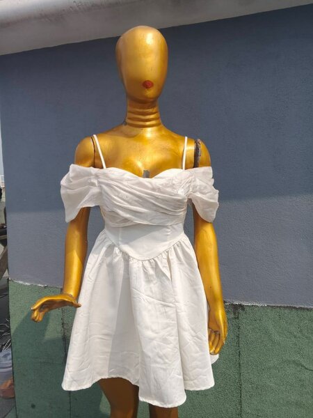 Robe d'été blanche élégante