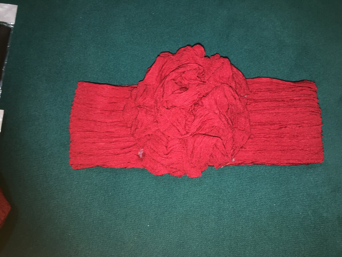 Turban en tissu rouge à fleur