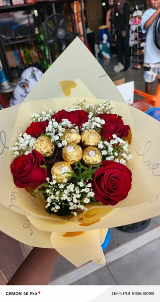 Bouquet de roses et chocolats