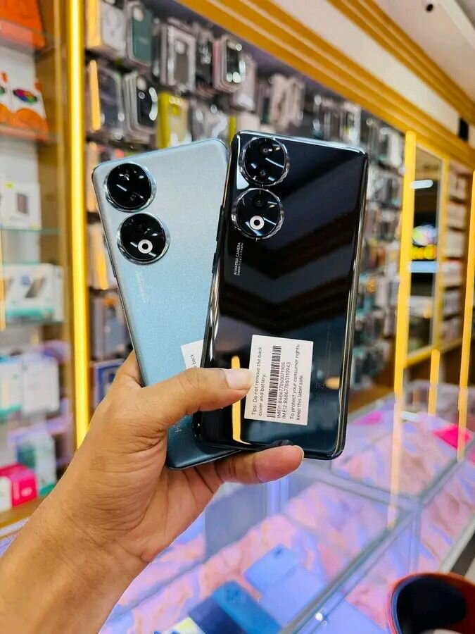 Smartphone POVA Curve 5G