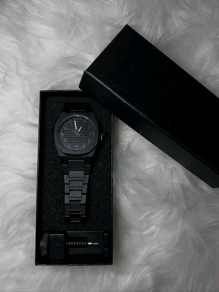 Montre analogique noire élégante