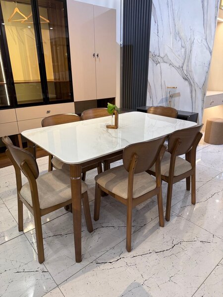 Table à manger en bois avec chaises