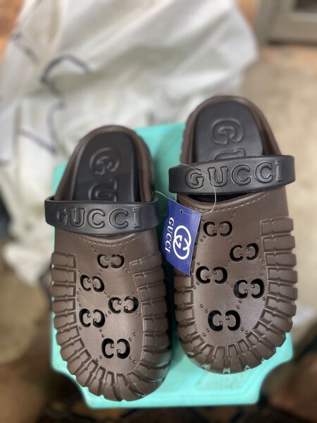 Sandales Gucci en caoutchouc marron