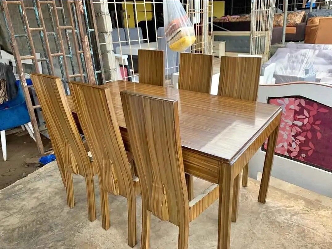 Table à manger en bois classique