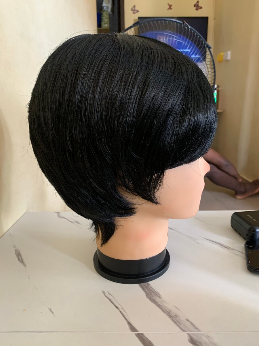 Perruque synthétique noire élégante