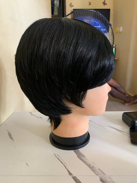 Perruque synthétique noire élégante