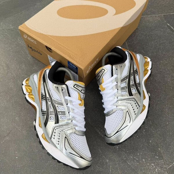 Chaussures asics disponible