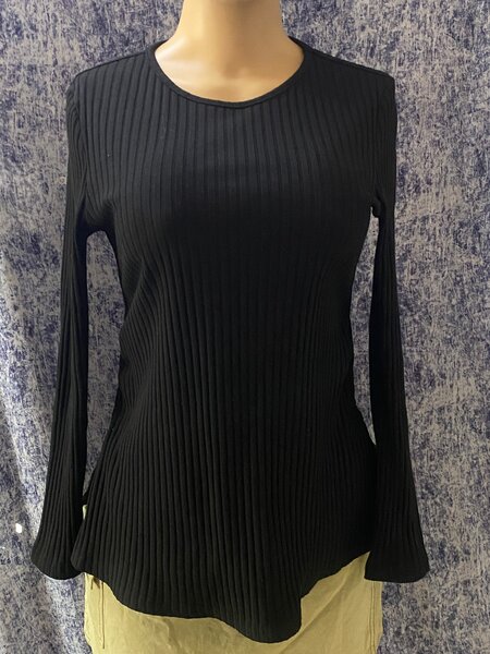 Pull noir côtelé élégant