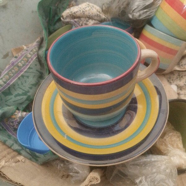 Tasses en céramique rayées