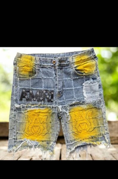 Shorts en jean déchiré et personnalisé