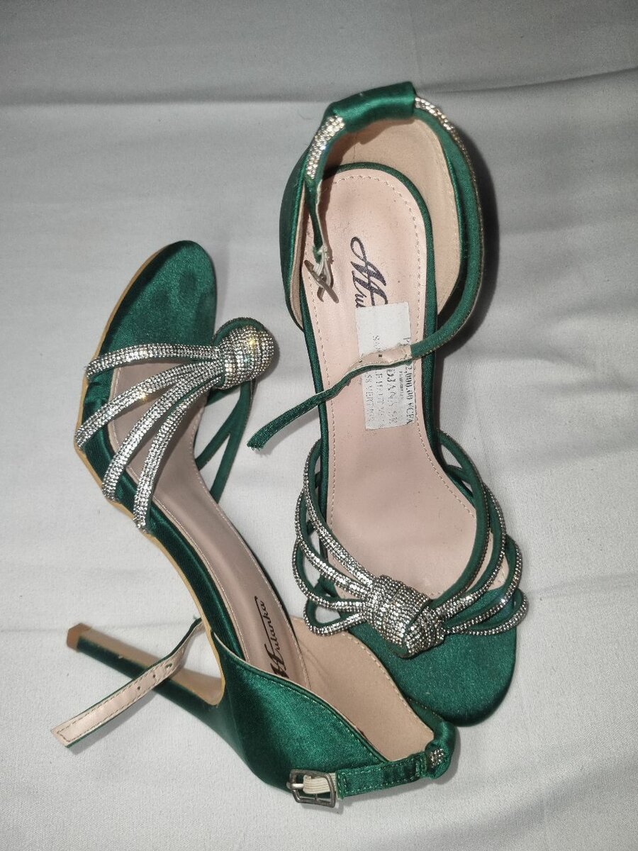 Sandales à talons verts élégantes