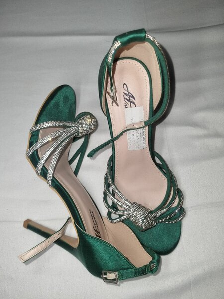 Sandales à talons verts élégantes