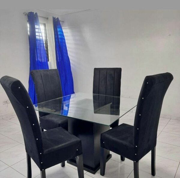 Table salle à manger verre et chaises noires