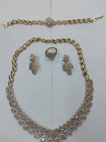 Parure élégante en strass doré