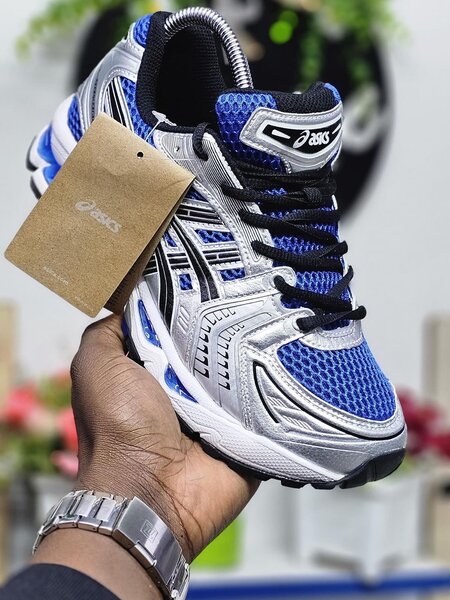 Chaussures asics disponible