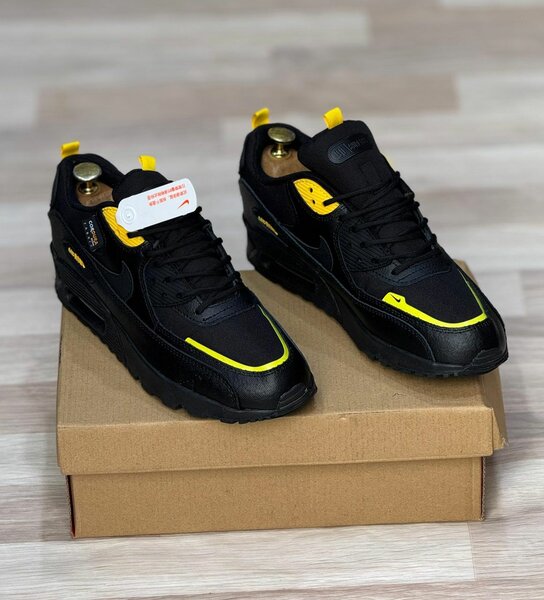 Baskets noires et jaunes tendance