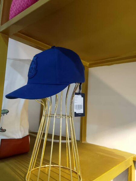 Casquette bleue élégante