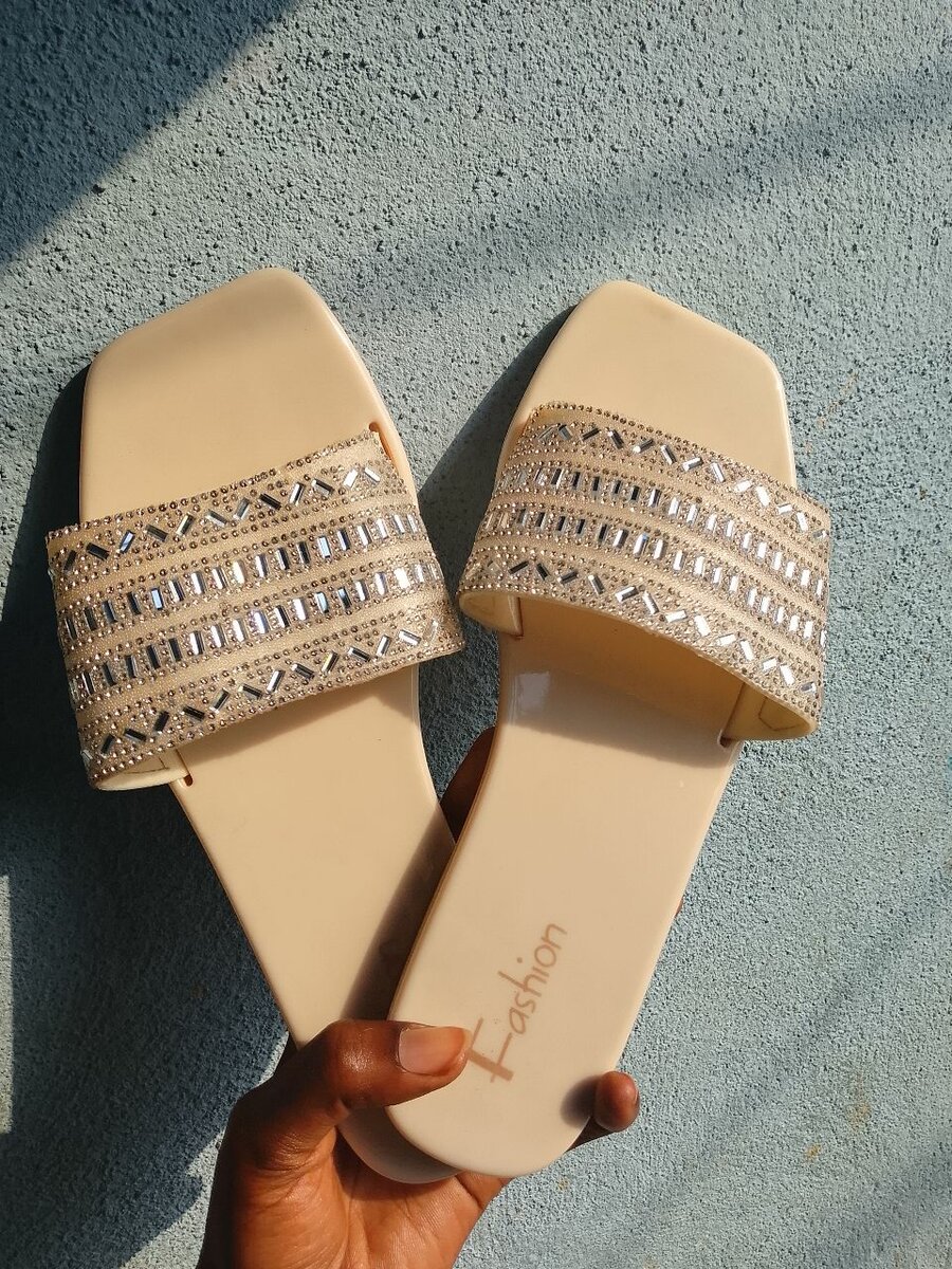 Sandales plates à strass pour femmes