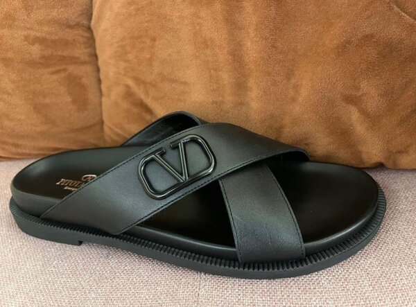 Sandales noires en cuir élégant