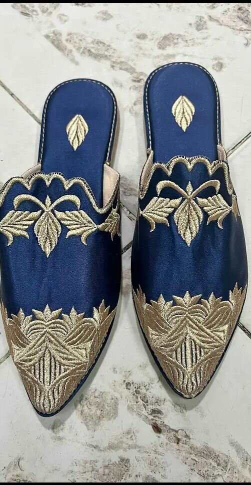 Mules en satin brodé