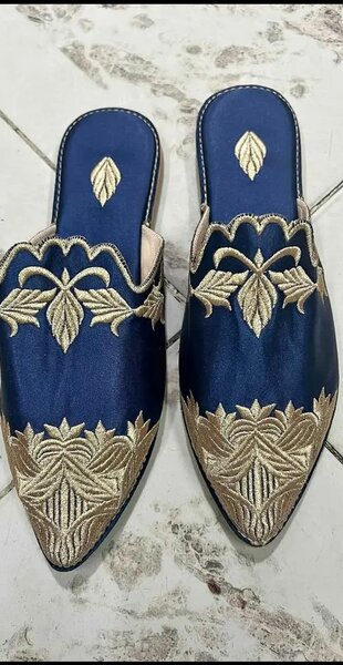 Mules en satin brodé