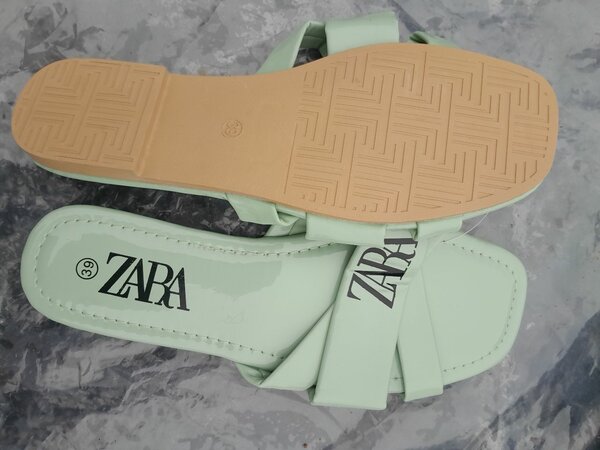 Sandales plates vertes ZARA