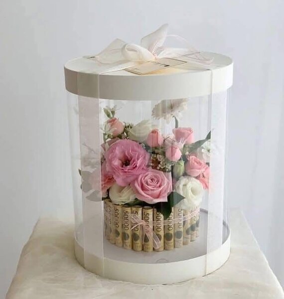 Bouquet de fleurs et billets