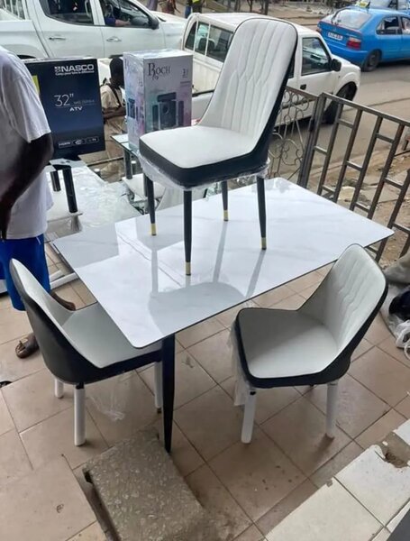 Ensemble table et chaises modernes