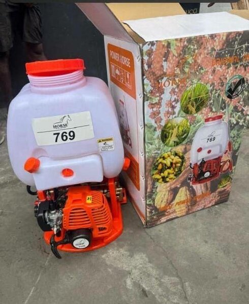 Pulvérisateur à moteur 769