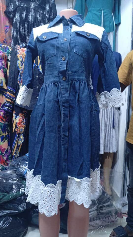 Robe en jean avec dentelle élégante