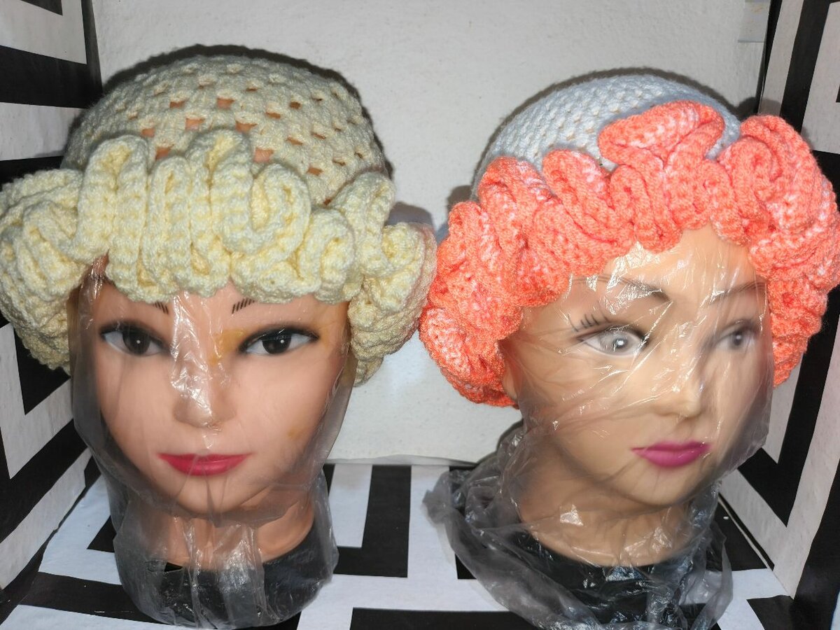 Bonnets en crochet colorés