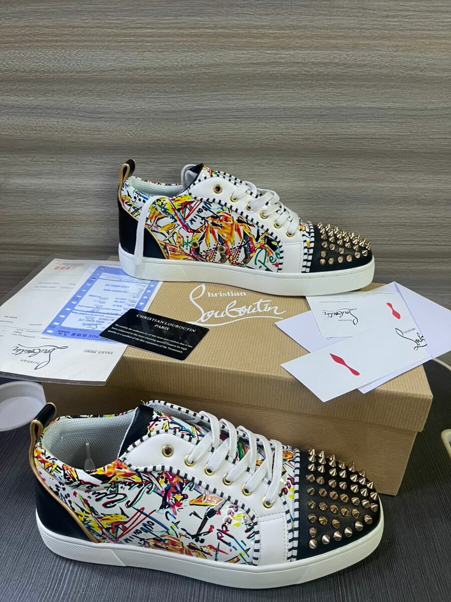 Baskets cloutées colorées