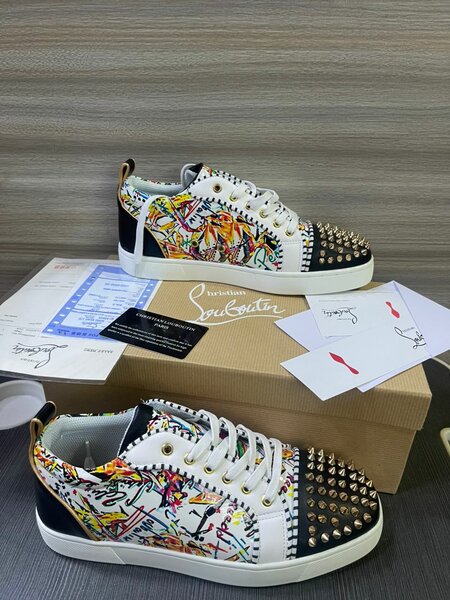 Baskets cloutées colorées