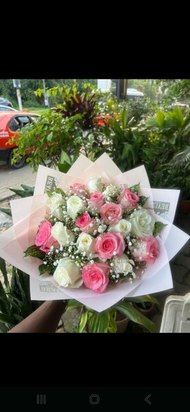 Bouquet de roses blanches et roses