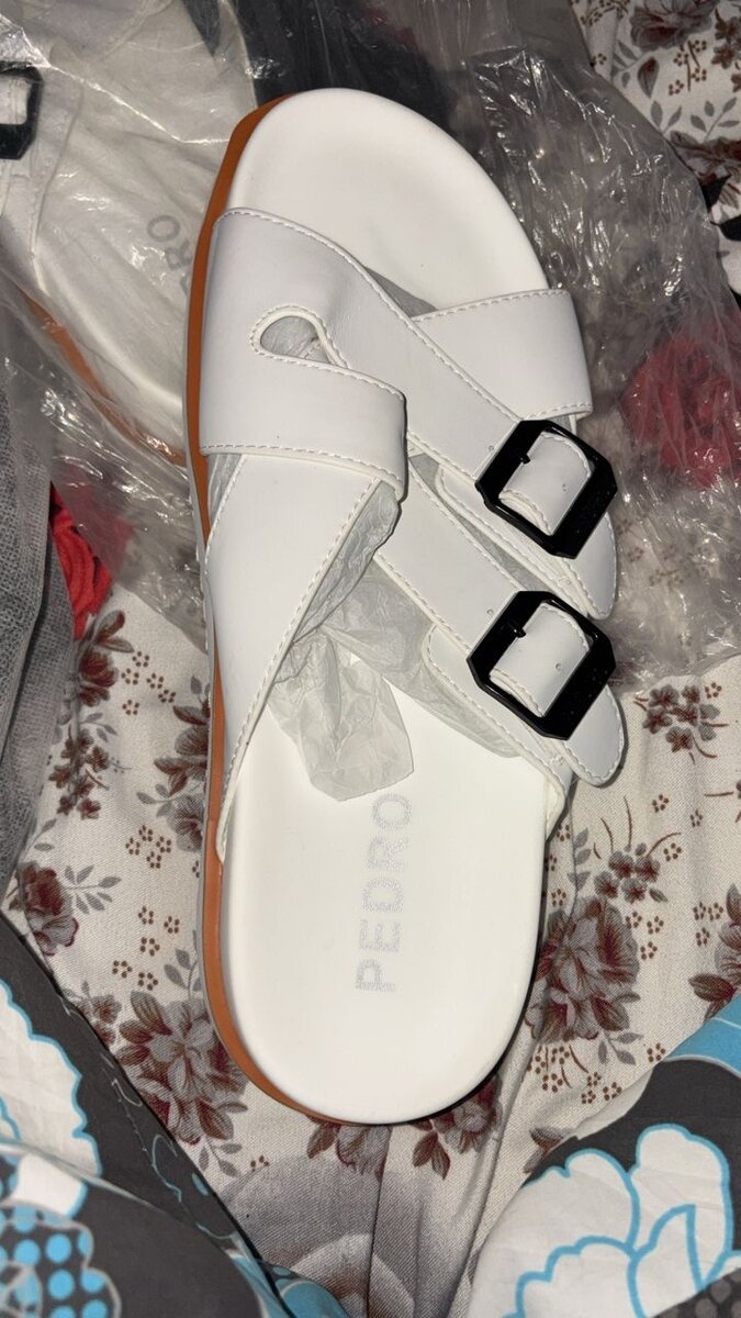 Sandales blanches avec boucles