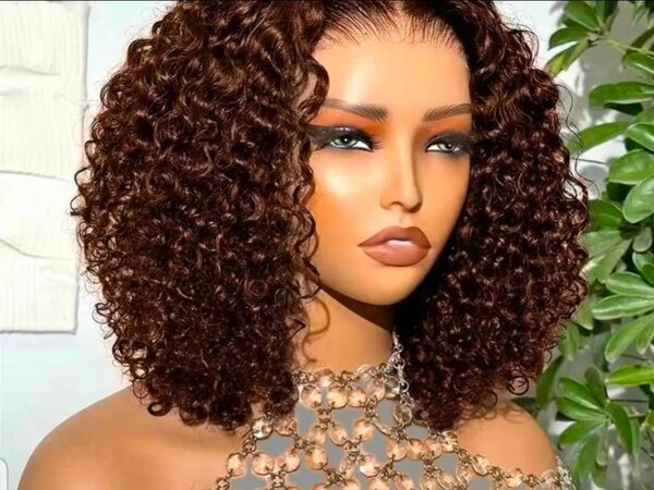 Perruque synthétique marron frisée