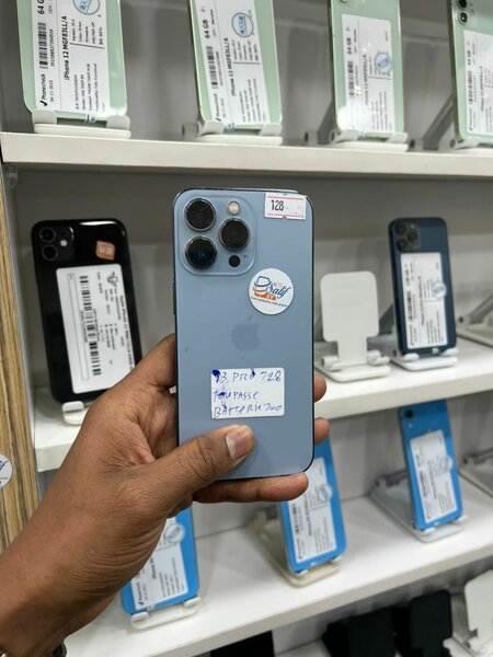 Smartphone moderne avec triple caméra