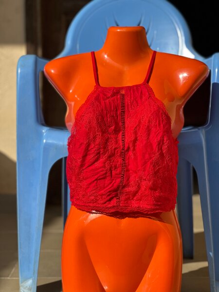 Top en dentelle rouge élégante