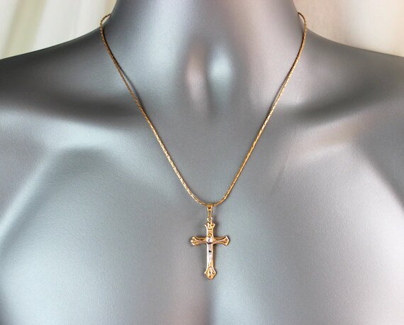 Collier pendentif croix élégante
