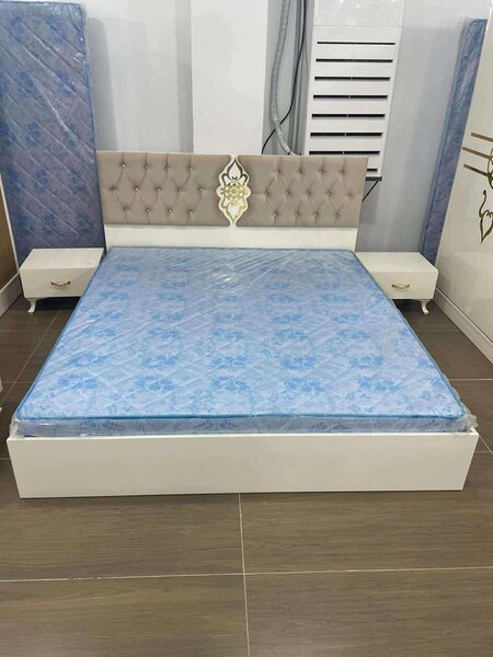 Lit double avec matelas