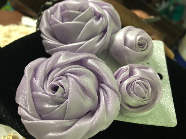 Broche fleur en satin élégante