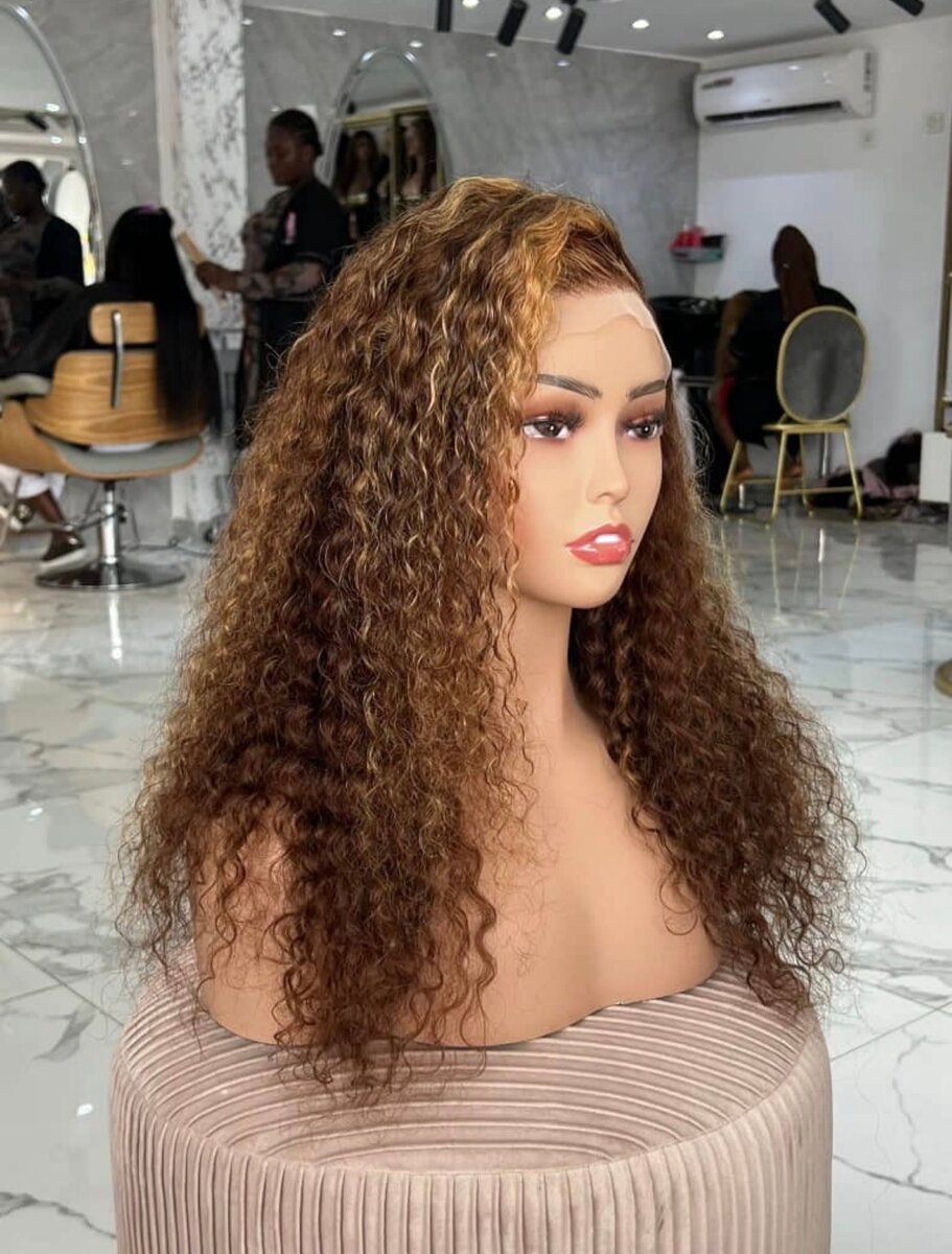 Perruque bouclée longue